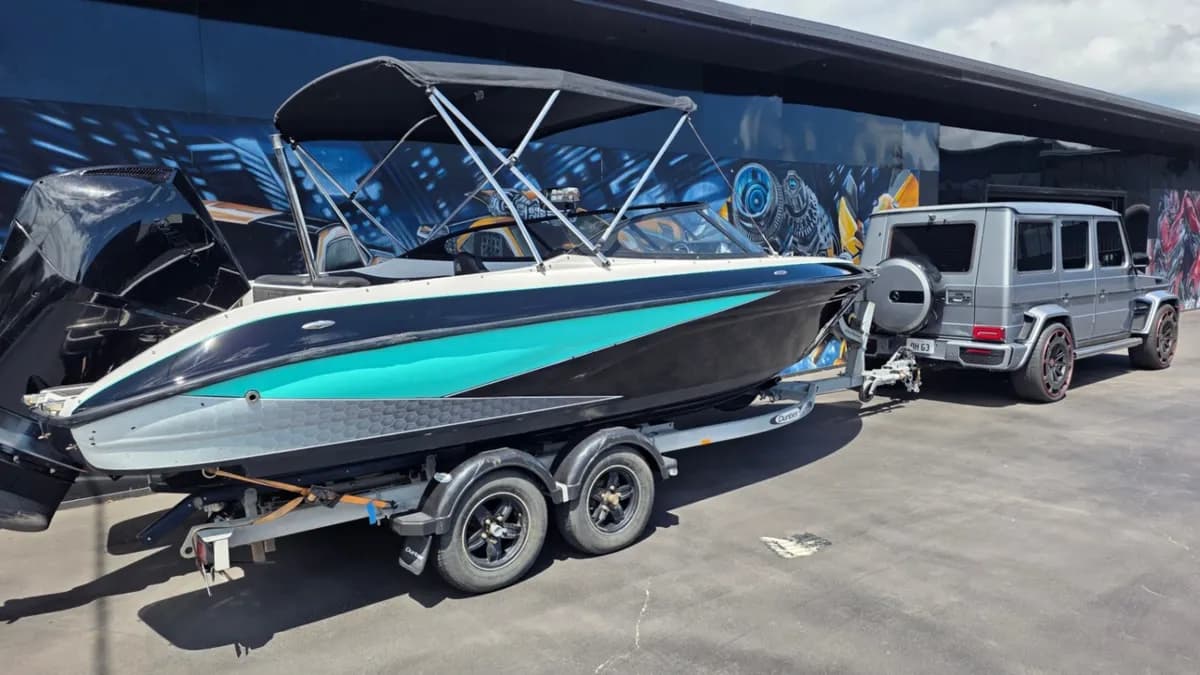 8-seat bowrider boat hire on the Gold Coast Broadwater